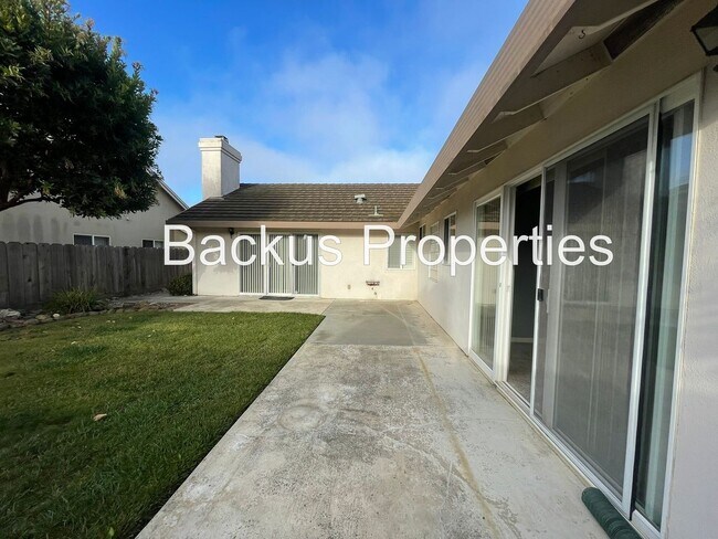 Building Photo - Stunning Three Bedroom in North Salinas  (...