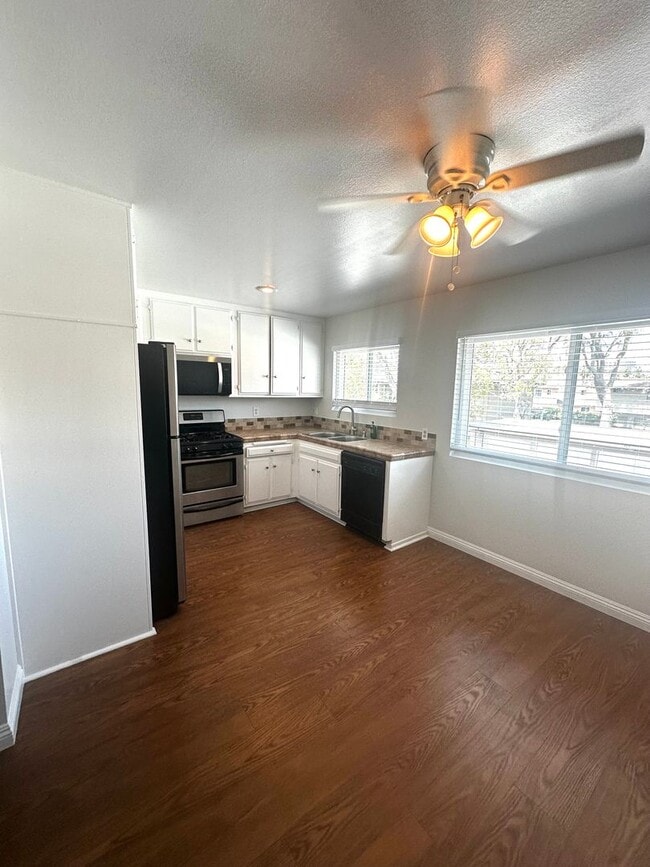 Building Photo - For Lease- Cozy and comfortable Two Bedrooms top floor unit