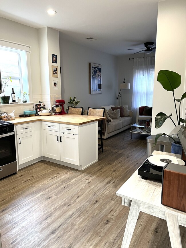 Building Photo - 1943 N Winchester Ave