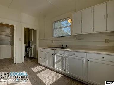 Building Photo - 1112 E 2nd St