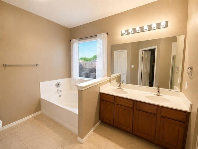 Building Photo - 305 Dark Horse Ln
