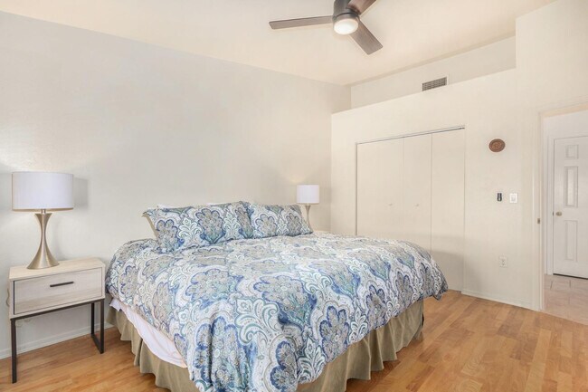 Building Photo - 220 N 22nd Pl