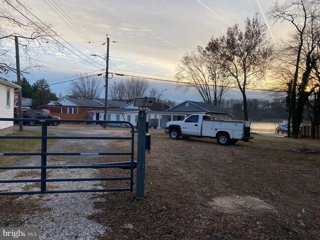 Building Photo - 452 Graythorn Rd