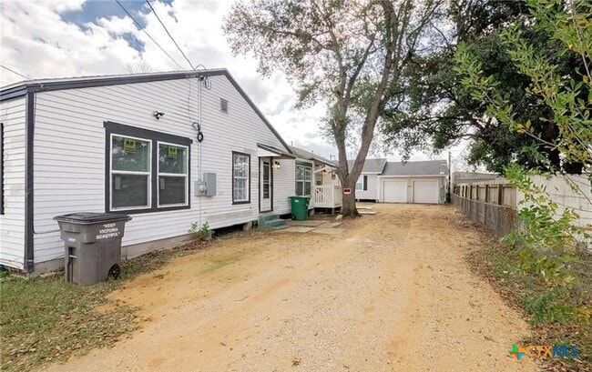 Building Photo - 2003 Woodlawn St