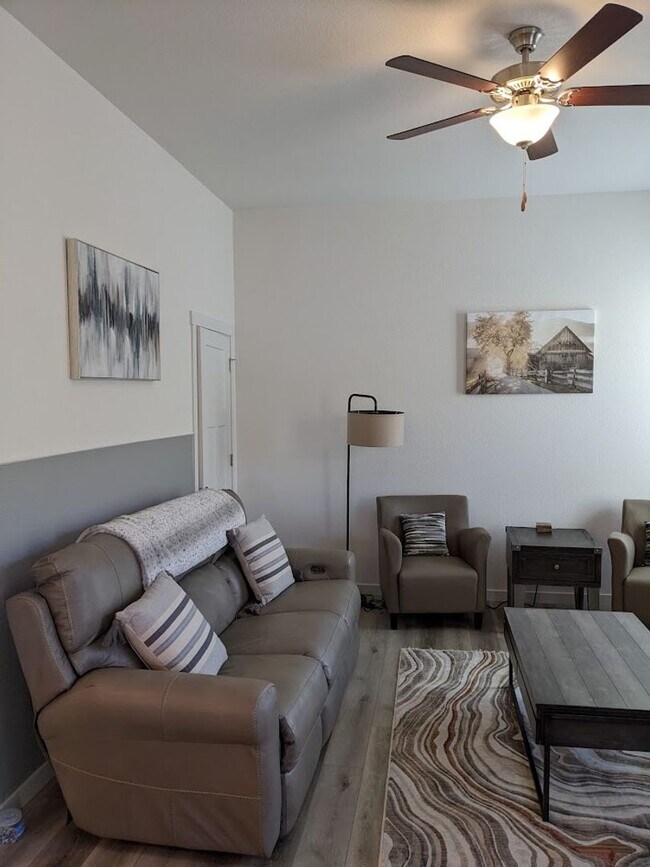 Building Photo - 3 Bed Luxury End Unit Townhome backs to Na...