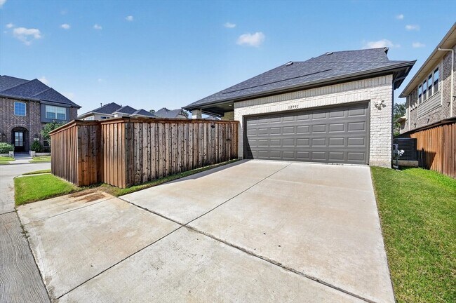 Building Photo - 12991 Vinson Dr