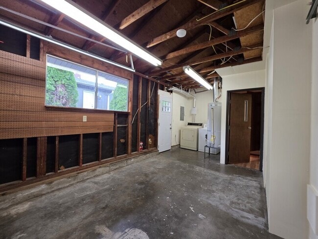 Building Photo - 8532 NE Russell St