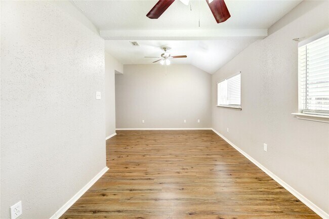 Building Photo - 5255 Beaverbrook Dr