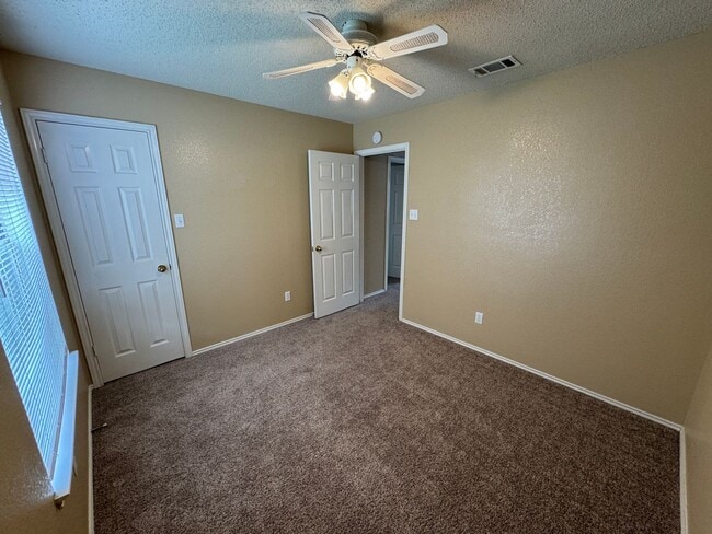 Building Photo - 5006 Glenoak Dr