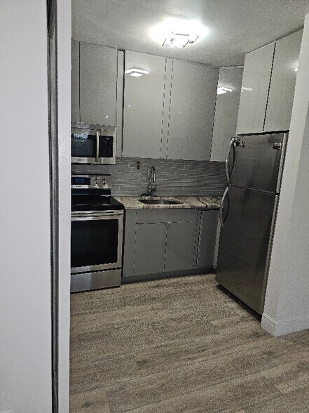 Building Photo - 1005 SW 15th Ave