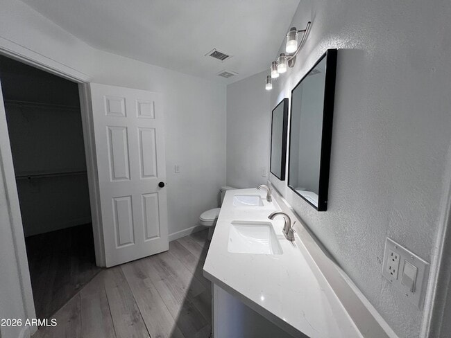 Building Photo - 4568 W Ivanhoe St