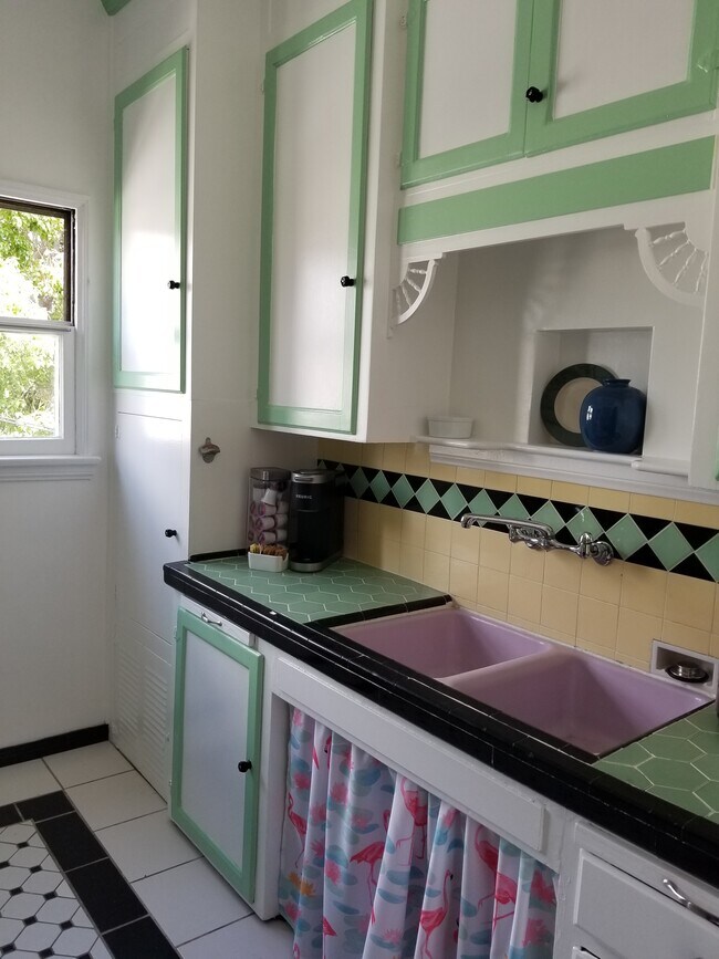 Kitchen - 1324 S Cloverdale Ave