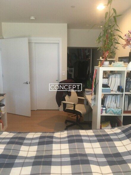 Building Photo - 601 Albany St