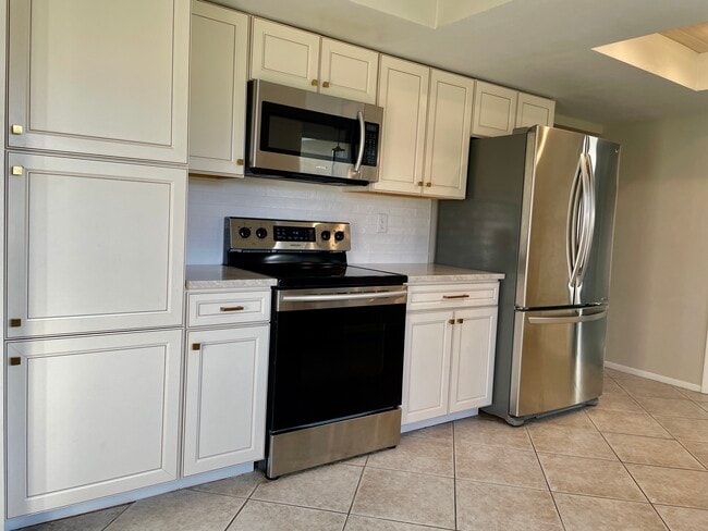 Building Photo - 1943 Sky Dr