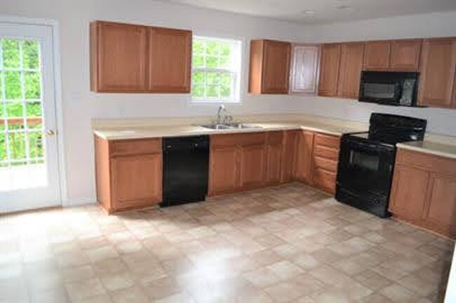 Building Photo - 4 Bedroom Townhome in Lynchburg