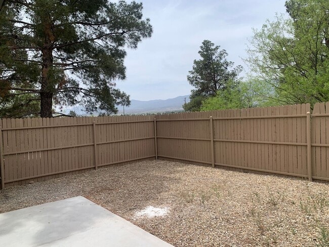 Building Photo - FOUR-PLEX SINGLE LEVEL APARTMENT - CLARKDALE