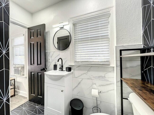 Building Photo - 1829 Hollenbeck Dr