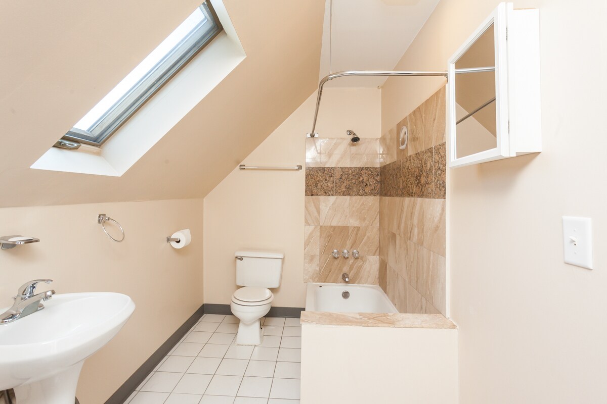 Building Photo - 2459 N Ashland Ave