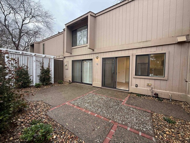 Building Photo - Gorgeous Remodeled 2 Bed in Campus Commons