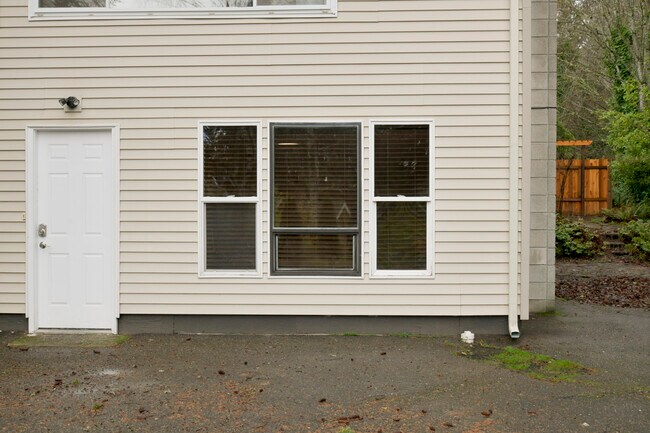 Building Photo - 809 S Summit Ave