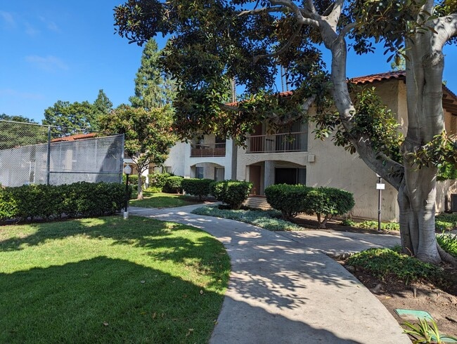 Building Photo - Light and bright 2 bedroom 2 bathroom condo available April 25, 2025