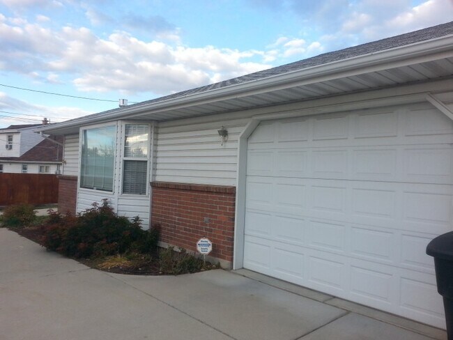 Building Photo - 1527 E Murray Holladay Rd