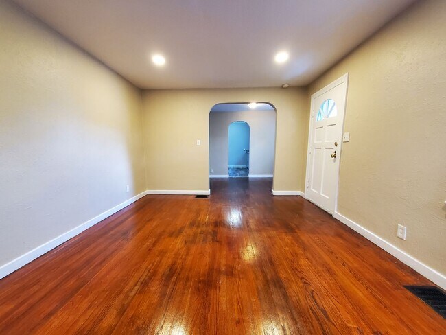 Building Photo - Belmont 2 Bedroom Bungalow