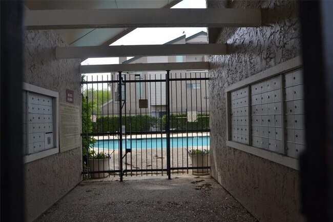 Building Photo - 10855 Meadowglen Ln