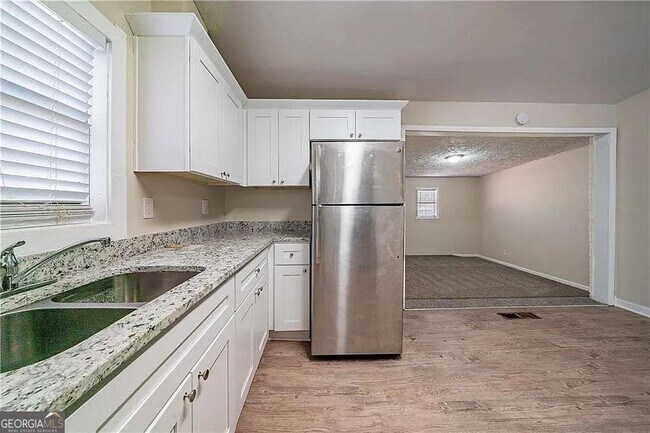 Building Photo - 16 Bromack Dr SE