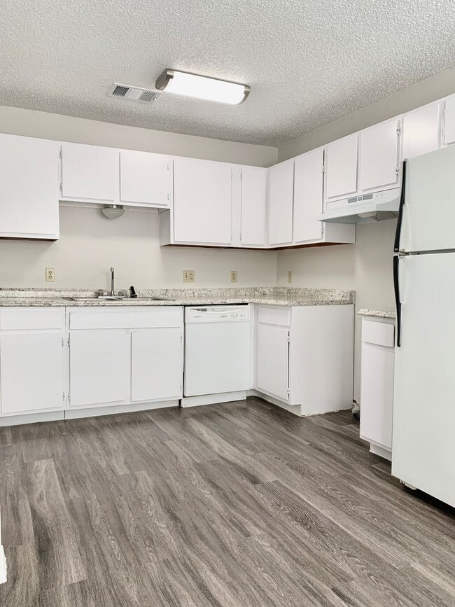 Building Photo - 2 Bedroom apartment w/ Washer and Dryer