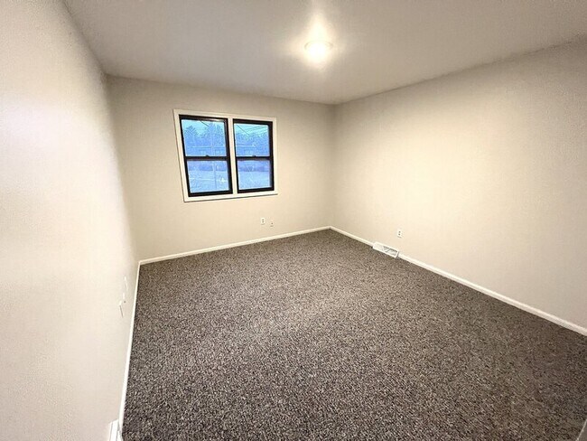 Building Photo - 2068 Andrew St SE