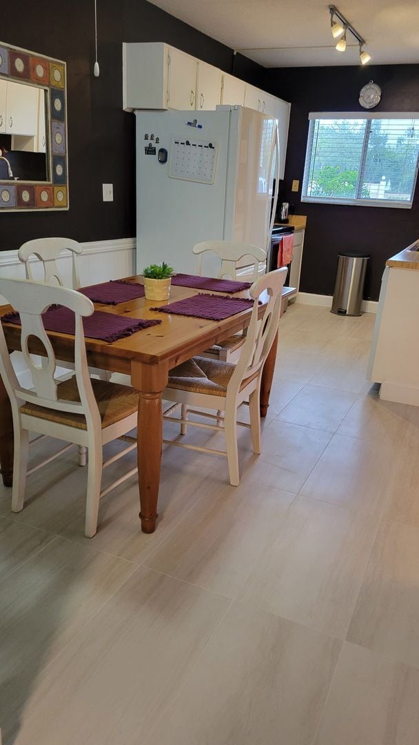 Building Photo - Annual or short term turnkey furnished ground floor condo near Siesta Key