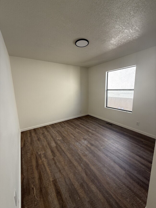 Building Photo - 5408 Jasons Way NE