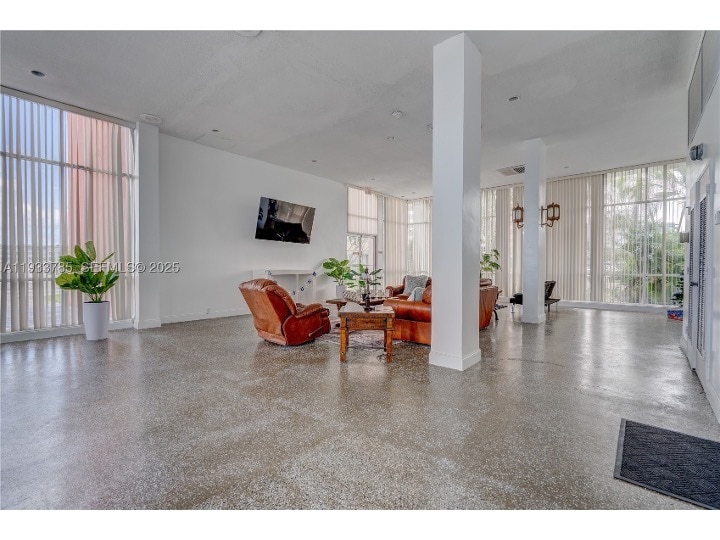 Building Photo - 1301 NE Miami Gardens Dr