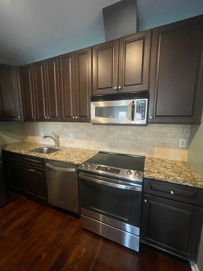 Building Photo - Dupont Circle 2-level Condo at The Cygnet. 1 Bed/1 Full Bath, Fireplace and Modern Kitchen