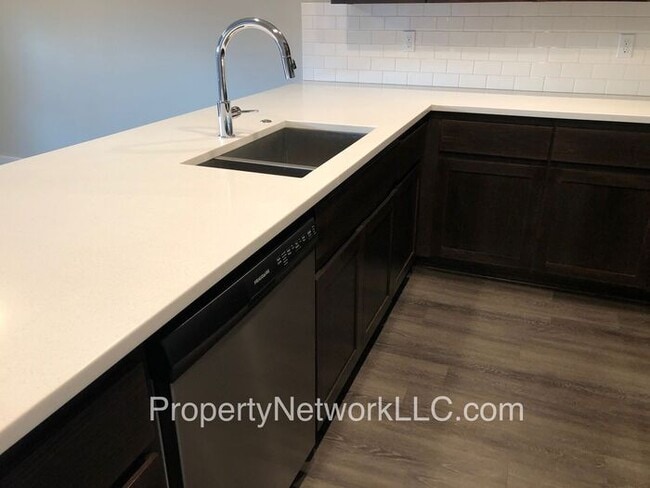 Building Photo - Outstanding Townhouse in Sandy Oregon