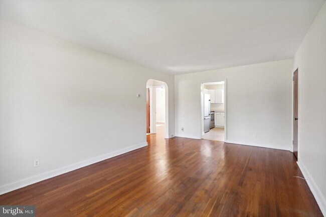 Building Photo - 10 Lloyd Ave