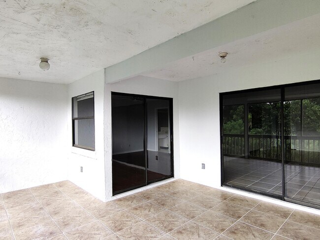 Building Photo - 1506 Lakeview Dr E