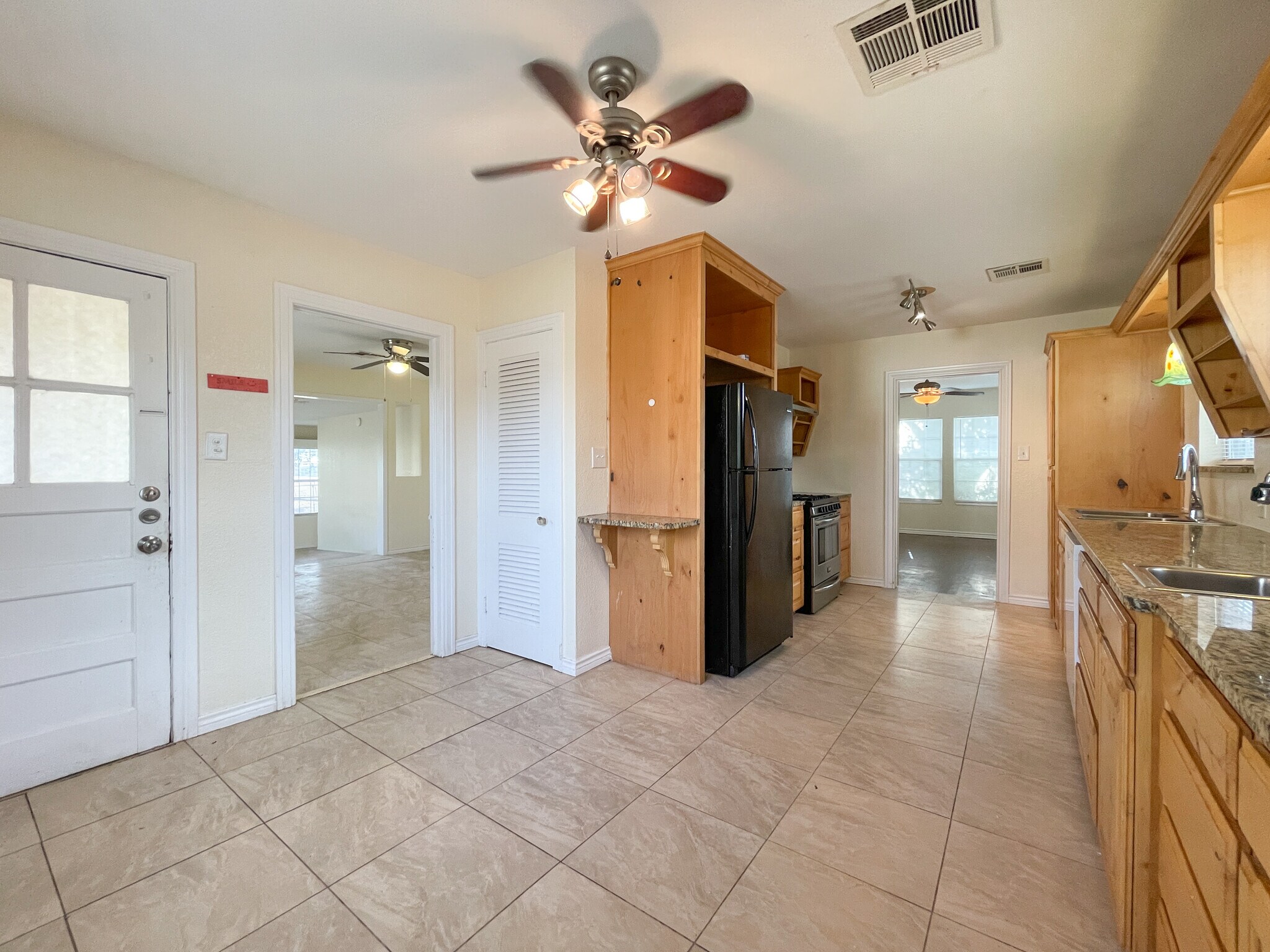 Building Photo - 1306 W 11th St