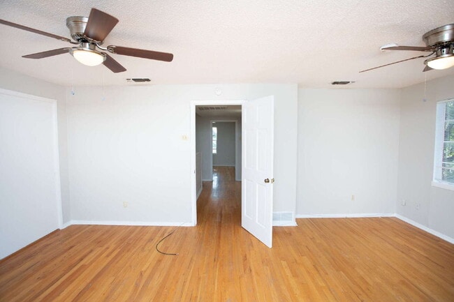 Building Photo - "Spacious 5-Bed Oasis with Granite Elegance & Hardwood Charm in Lubbock!"