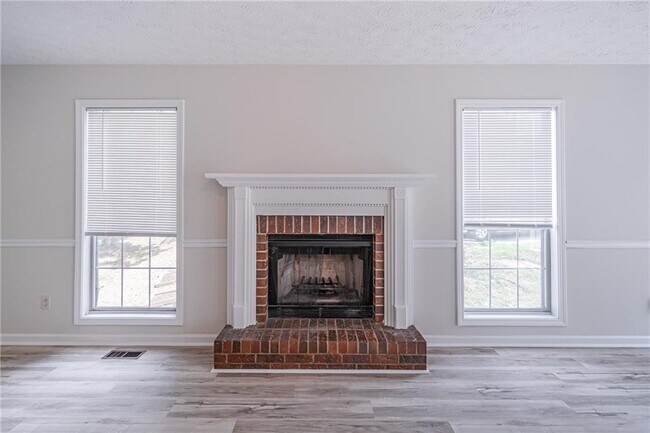 Building Photo - 2402 Betsy Ct SW