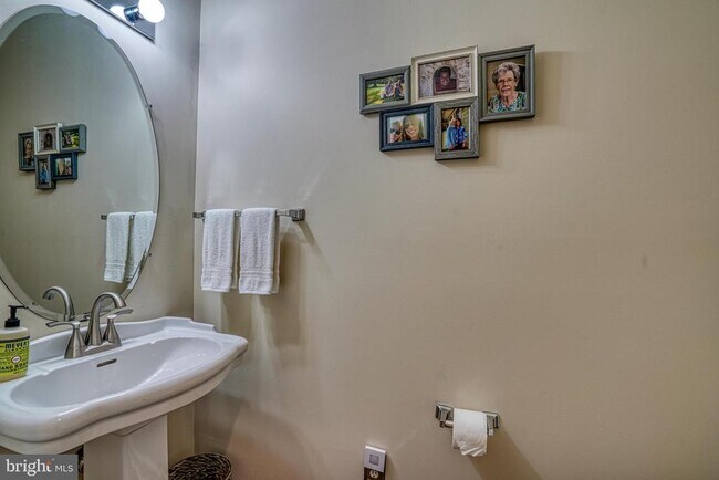 Building Photo - 28463 Pinehurst Cir
