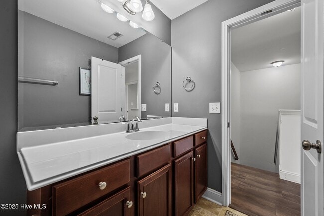 Building Photo - 300 Onyx Ct