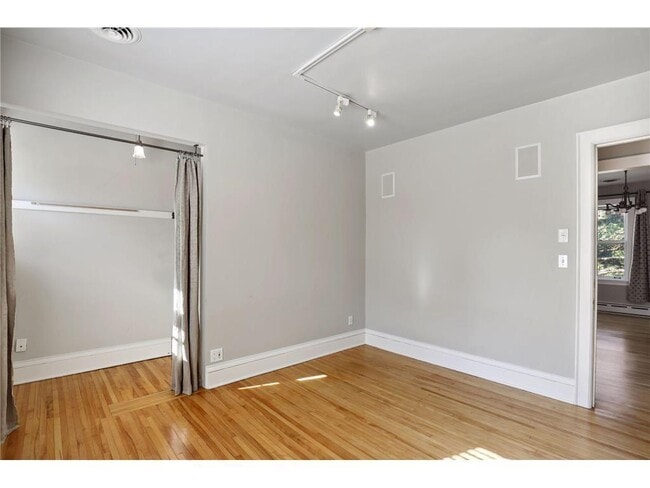 Building Photo - 1720 Mt Curve Ave