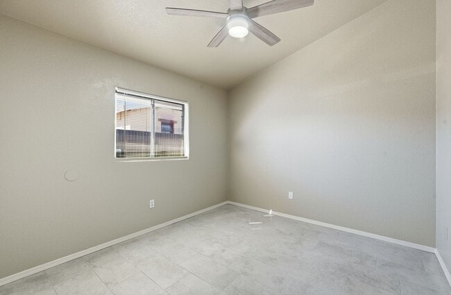 Building Photo - 811 E Caddie St