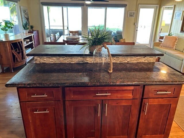 Kitchen Island with bar seating - 68 -287 Crozier Loop