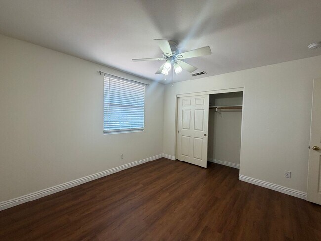 Building Photo - 1683 Falcon Peak St