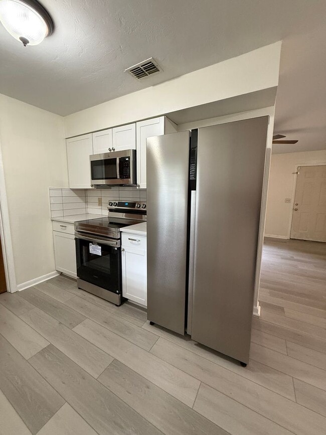 Building Photo - Completely Renovated!