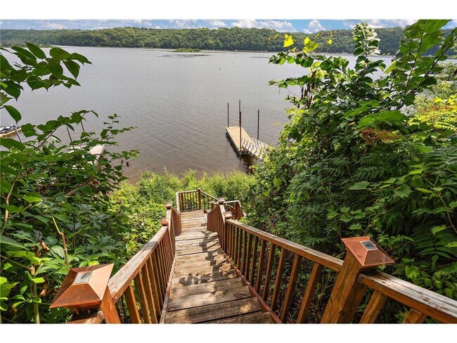 Building Photo - 118 Lakeside Dr