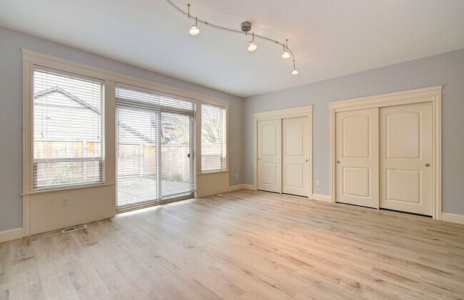 Building Photo - Beautiful 2 Story Town Home - Riverview Terrace Washougal!